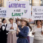 Recreación de una manifestación sufragista dentro del programa de actos de la IV Feria Modernista de León | Campillo / ICAL