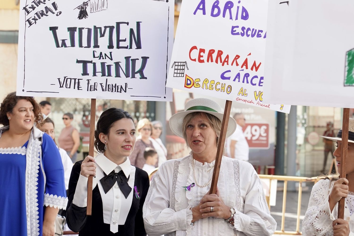 Recreación de una manifestación sufragista dentro del programa de actos de la IV Feria Modernista de León | Campillo / ICAL Recreación de una manifestación sufragista dentro del programa de actos de la IV Feria Modernista de León | Campillo / ICAL