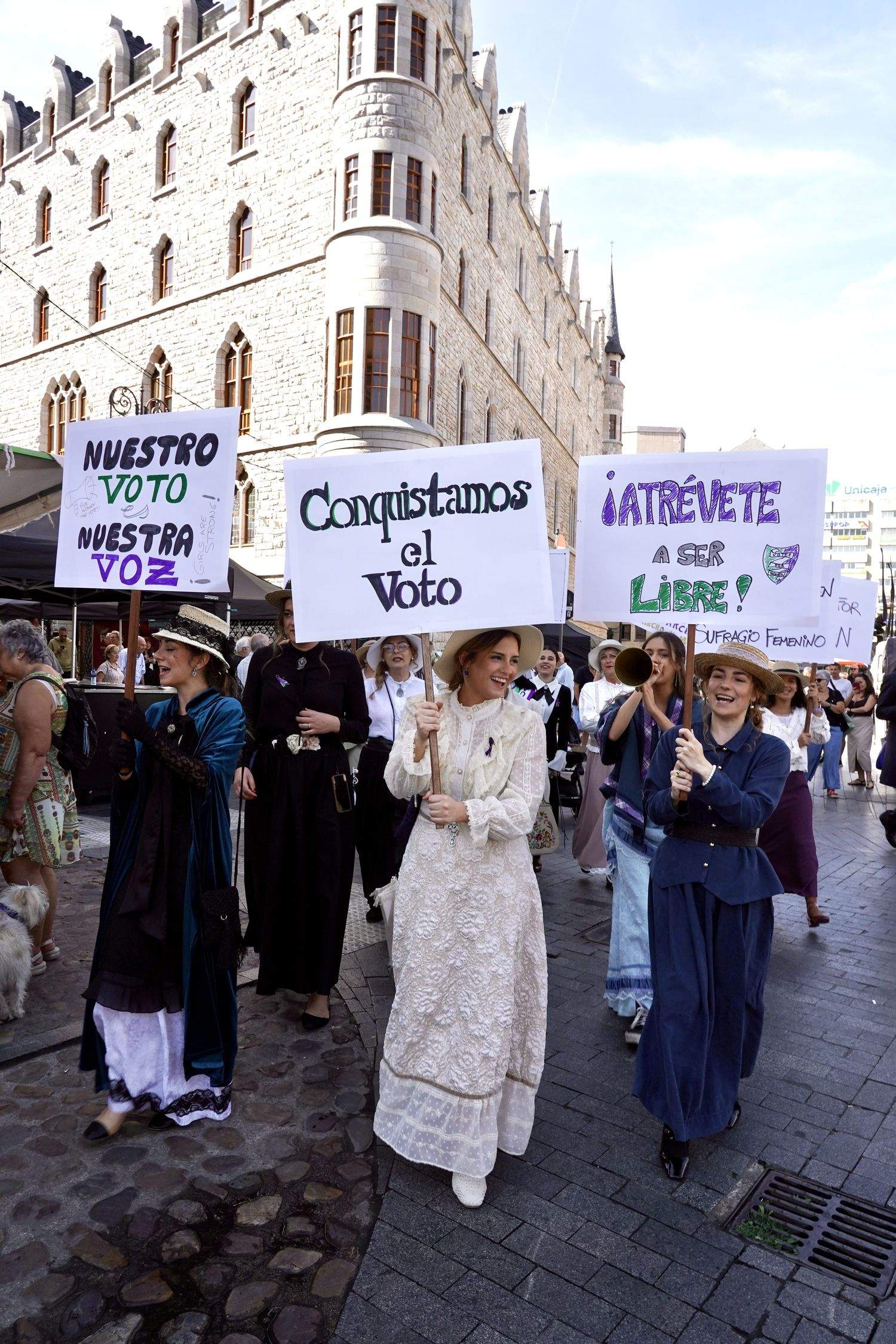 Recreación de una manifestación sufragista dentro del programa de actos de la IV Feria Modernista de León | Campillo / ICAL Recreación de una manifestación sufragista dentro del programa de actos de la IV Feria Modernista de León | Campillo / ICAL