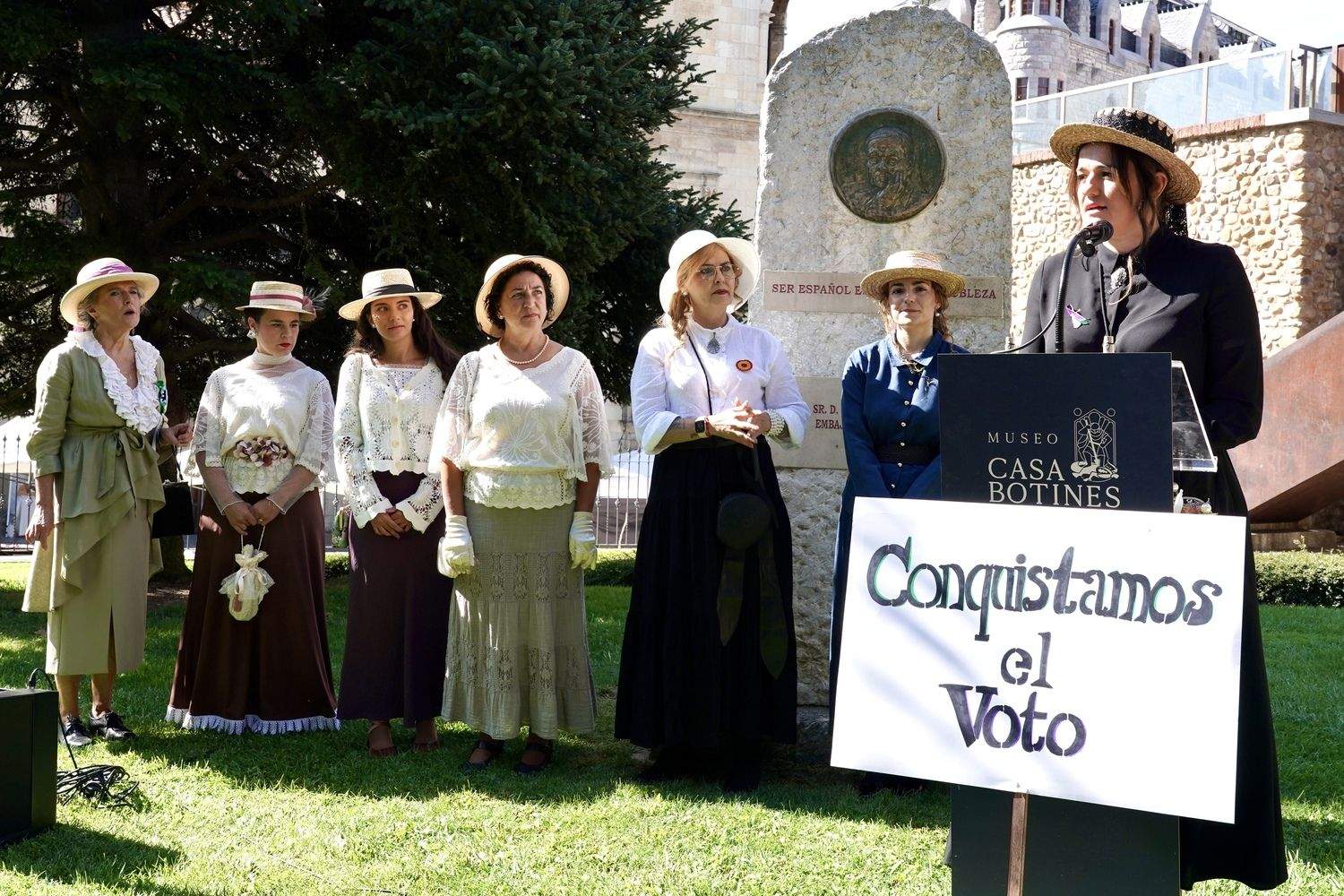 Recreación de una manifestación sufragista dentro del programa de actos de la IV Feria Modernista de León | Campillo / ICAL Recreación de una manifestación sufragista dentro del programa de actos de la IV Feria Modernista de León | Campillo / ICAL