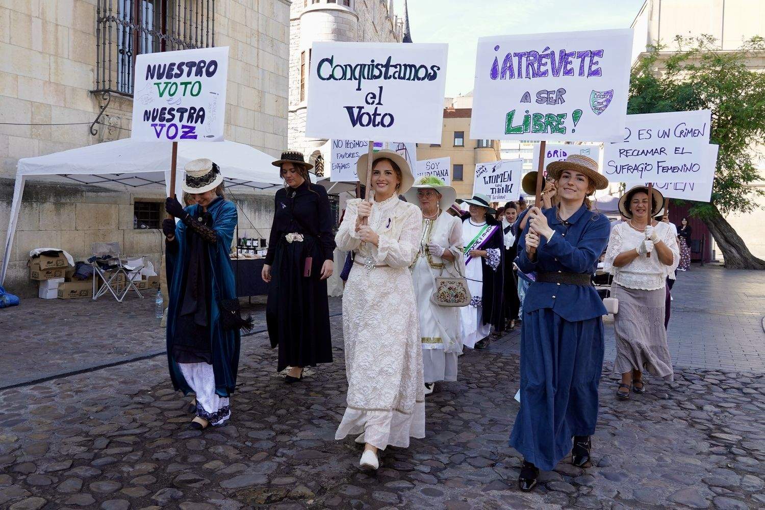 Recreación de una manifestación sufragista dentro del programa de actos de la IV Feria Modernista de León | Campillo / ICAL Recreación de una manifestación sufragista dentro del programa de actos de la IV Feria Modernista de León | Campillo / ICAL