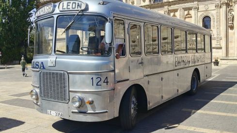 Uno de los históricos autobuses 'bala de plata' vuelve a las calles de León