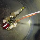 Los Bomberos de León rescatan a un animal atrapado en el pozo de una fábrica abandonada en San Andrés del Rabanedo