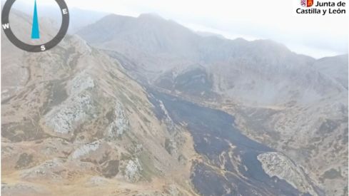 Medios terrestres y aéreos trabajan en un incendio intencionado en Torre de Babia