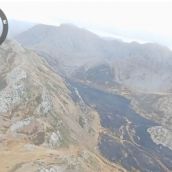 Medios terrestres y aéreos trabajan en un incendio intencionado en Torre de Babia