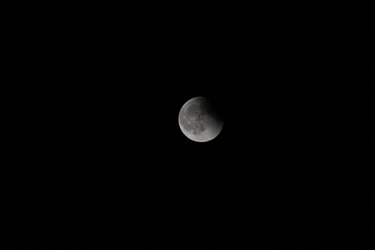 Eclipse lunar visto desde la capital leonesa | José Martín