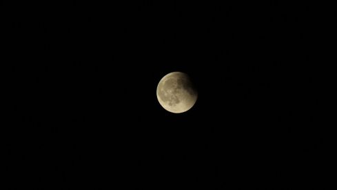 Eclipse lunar visto desde la capital leonesa | José Martín