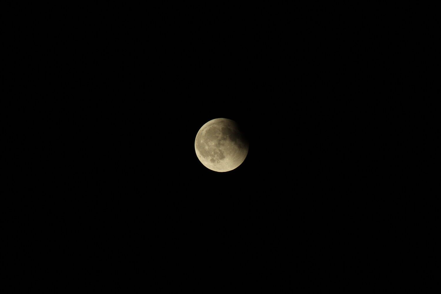 Eclipse lunar visto desde la capital leonesa | José Martín