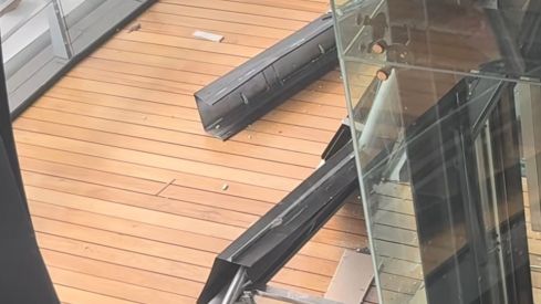 Susto en Espacio León al desplomarse parte de la estructura antiincendios | Redes sociales