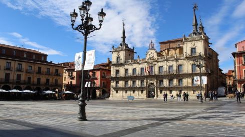 Inauguración de la rehabilitación del pavimento de la Plaza Mayor de León | José Martín
