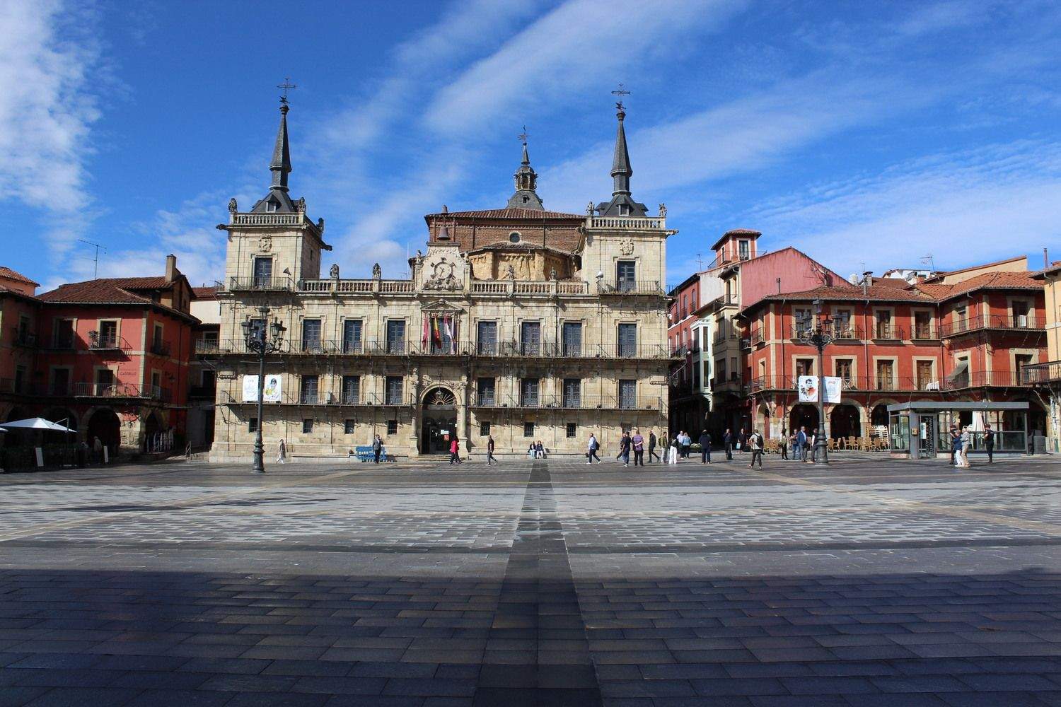 Inauguración de la rehabilitación del pavimento de la Plaza Mayor de León | José Martín