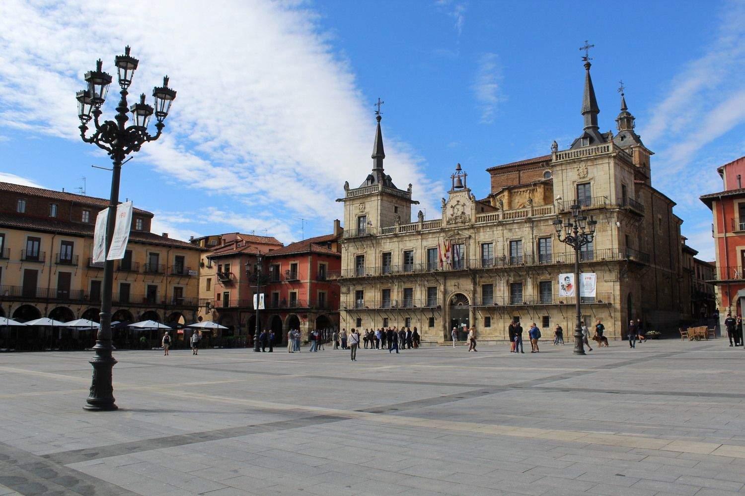 Inauguración de la rehabilitación del pavimento de la Plaza Mayor de León | José Martín