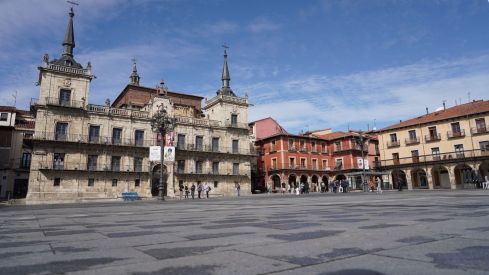 León licita la rehabilitación de las fachadas y soportales de la plaza Mayor | Campillo / ICAL