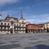 León licita la rehabilitación de las fachadas y soportales de la plaza Mayor | Campillo / ICAL