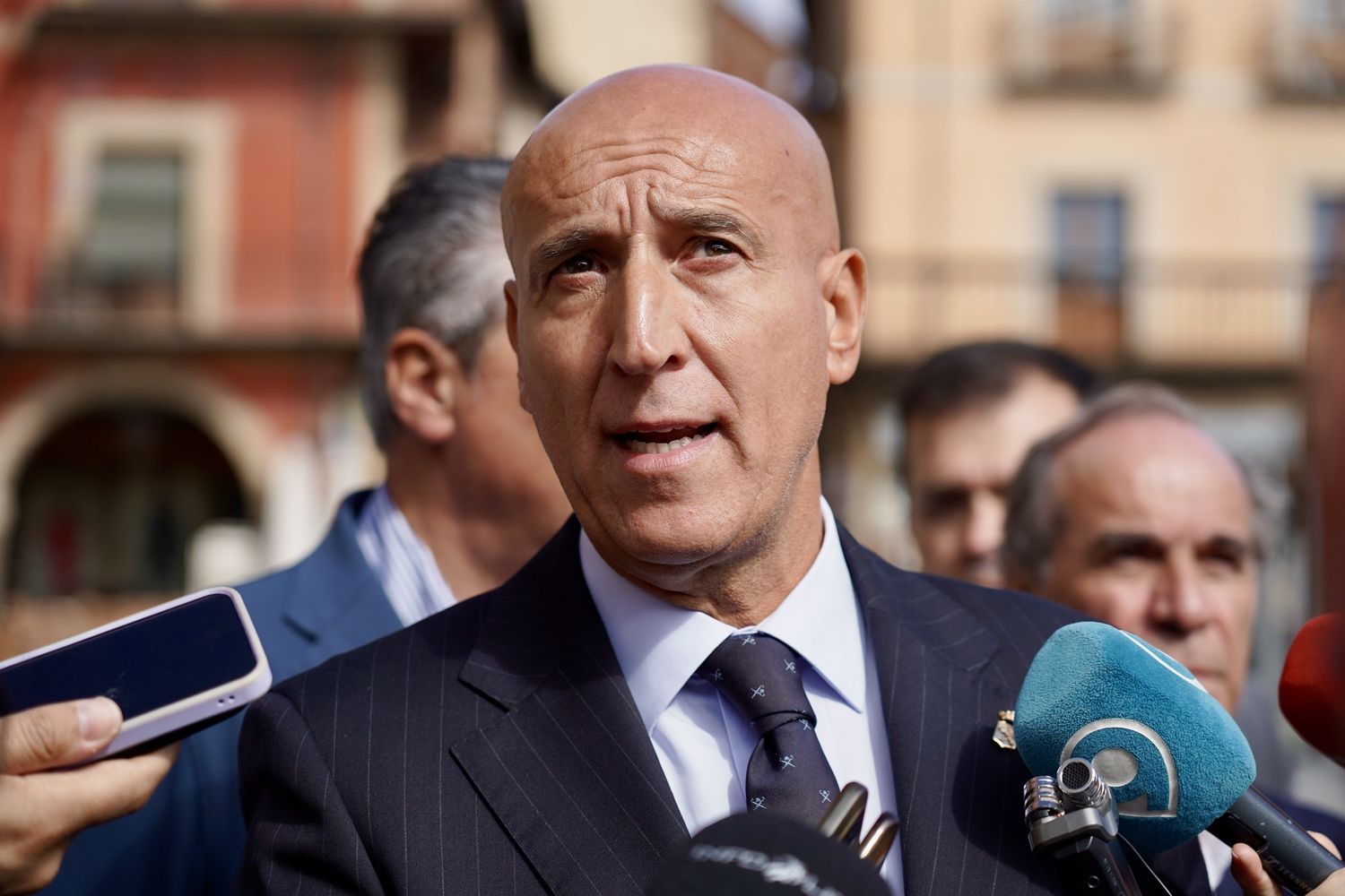 El alcalde de León, José Antonio Diez, realiza una visita a la plaza Mayor de León con motivo de las obras que se acometen en ella | Campillo / ICAL