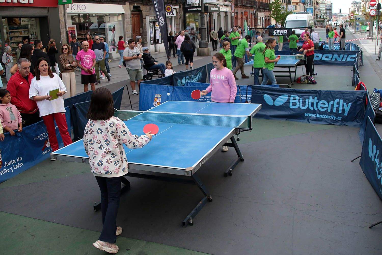 Peio García ICAL. Jornada de sensibilización de Alzheimer León sobre el tenis de mesa para mostrar sus beneficios cognitivos, emocionales y sociales.