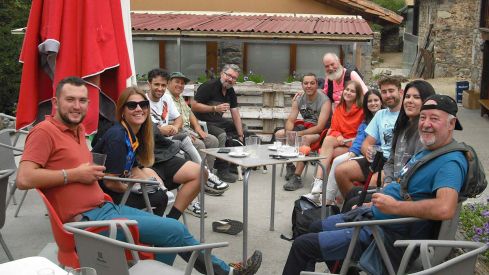 Convivencia intergeneracional | Un estudiante de la ULE dinamiza con actividad física y convivencia la localidad leonesa de Acebedo Convivencia intergeneracional | Un estudiante de la ULE dinamiza con actividad física y convivencia la localidad leonesa de Acebedo