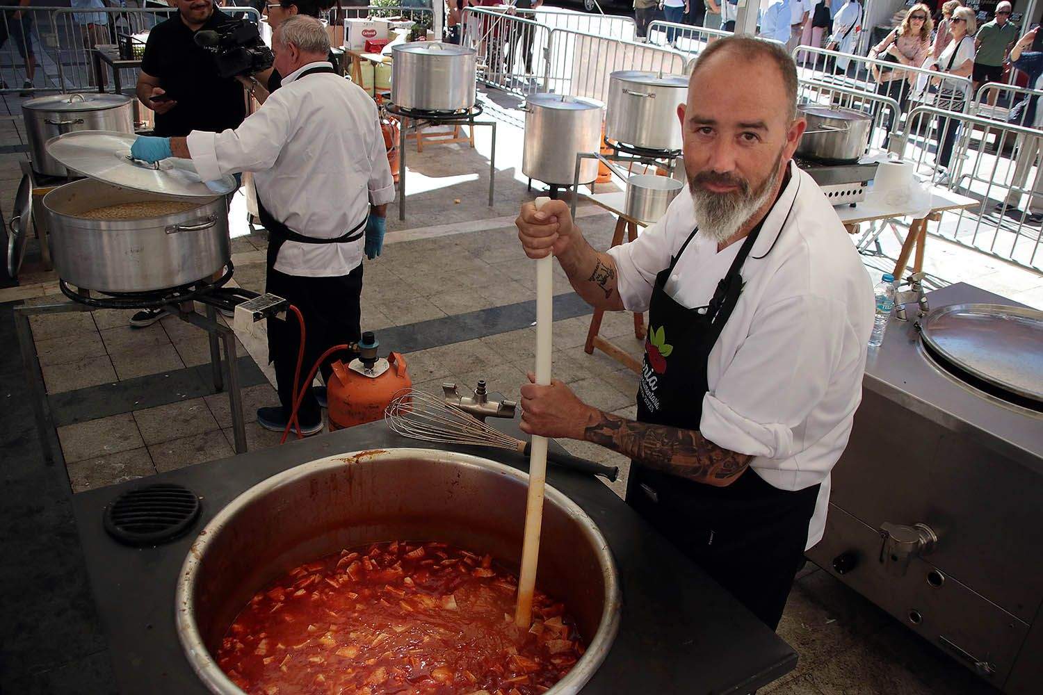 Peio GarcíaICAL . El Alubiero Mayor, Luis Javier Adiego, en la Alubiada de La Bañeza.