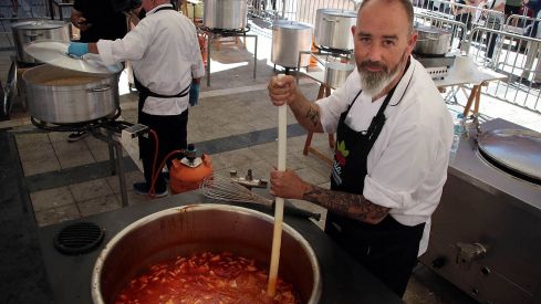 Peio García  ICAL . El Alubiero Mayor, Luis Javier Adiego, en la Alubiada de La Bañeza.