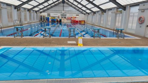 La Bañeza reabre la piscina cubierta con mejoras en sus instalaciones