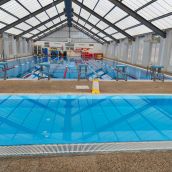 La Bañeza reabre la piscina cubierta con mejoras en sus instalaciones