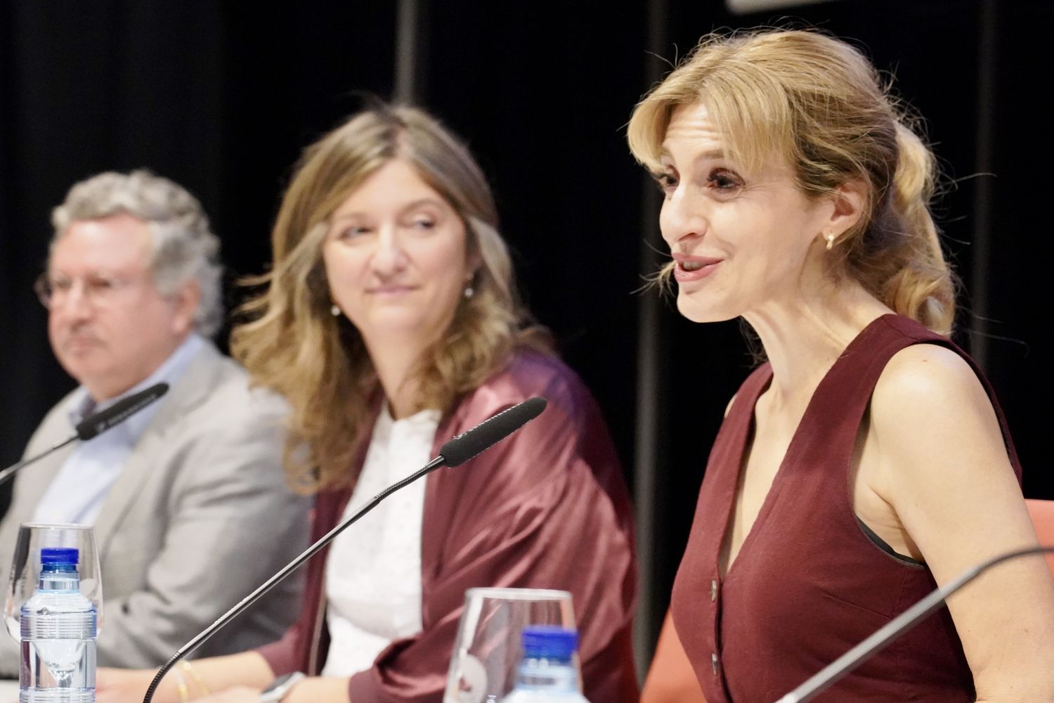 La viceconsejera de Acción Cultural, Mar Sancho, y la rectora de la ULE, Nuria González, en la presentación del estudio del impacto económico y cultural de la exposición ''Don Quixote'', de Ai Weiwei, en el MUSAC de León | Campillo / ICAL