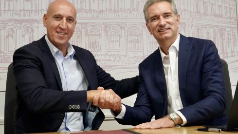 El alcalde de León, José Antonio Diez, y el director general de HP, Miguel Ángel Turrado, firman un protocolo para el desarrollo de la innovación en la administración municipal | Campillo / ICAL