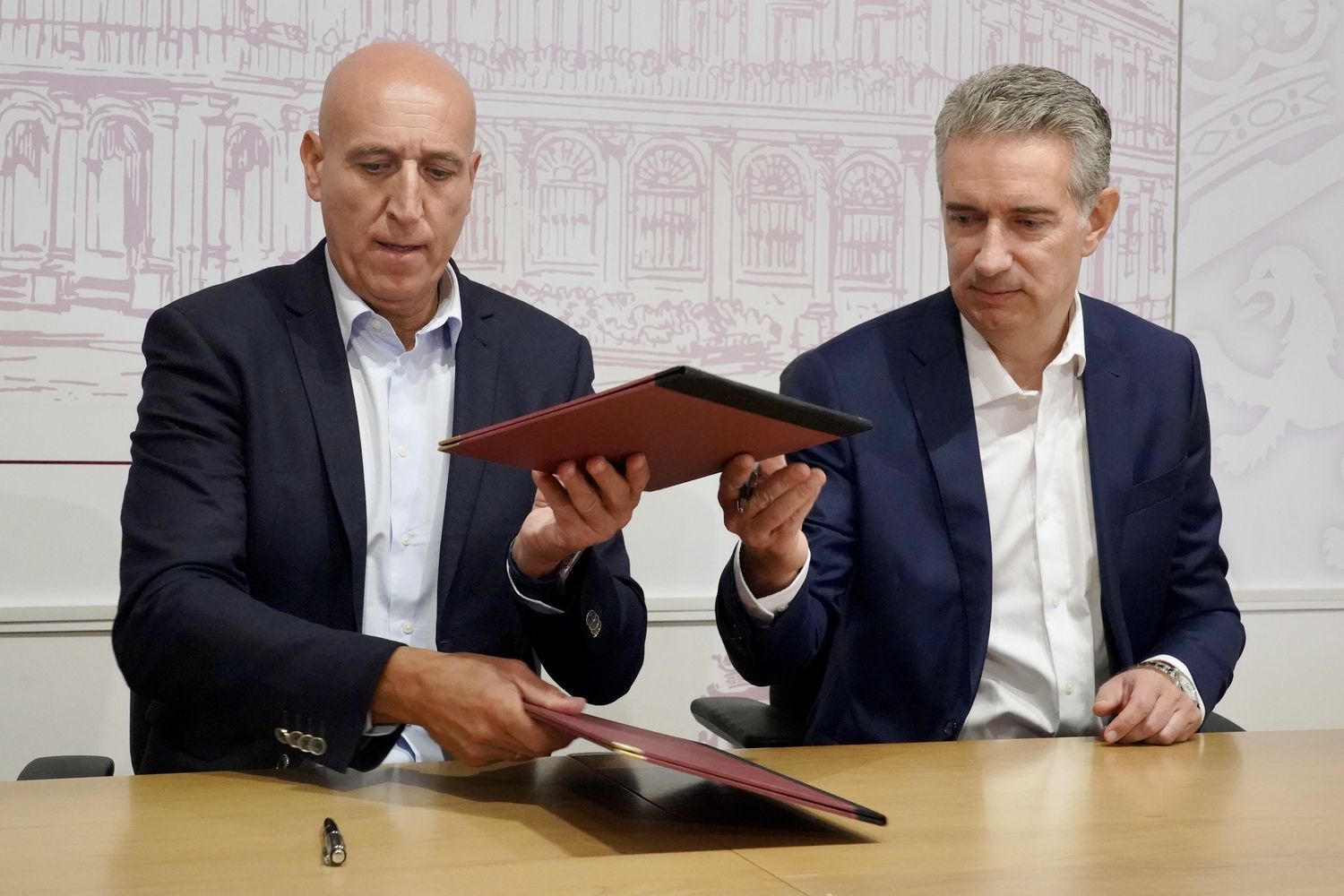 El alcalde de León, José Antonio Diez, y el director general de HP, Miguel Ángel Turrado, firman un protocolo para el desarrollo de la innovación en la administración municipal | Campillo / ICAL
