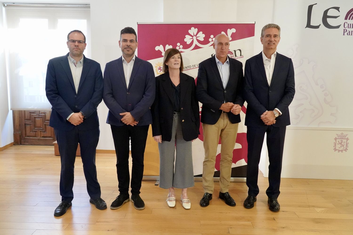 El alcalde de León, José Antonio Diez, y el director general de HP, Miguel Ángel Turrado, firman un protocolo para el desarrollo de la innovación en la administración municipal | Campillo / ICAL