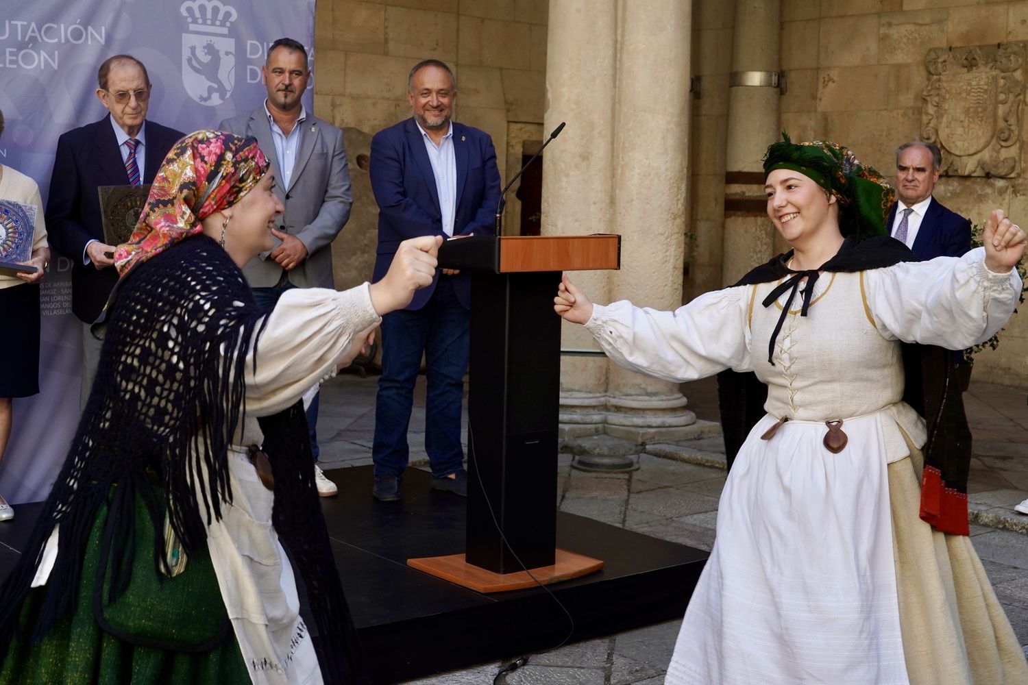 El presidente de la Diputación de León, Gerardo Álvarez Courel, preside el acto de homenaje a las Casas de León en España | Campillo / ICAL