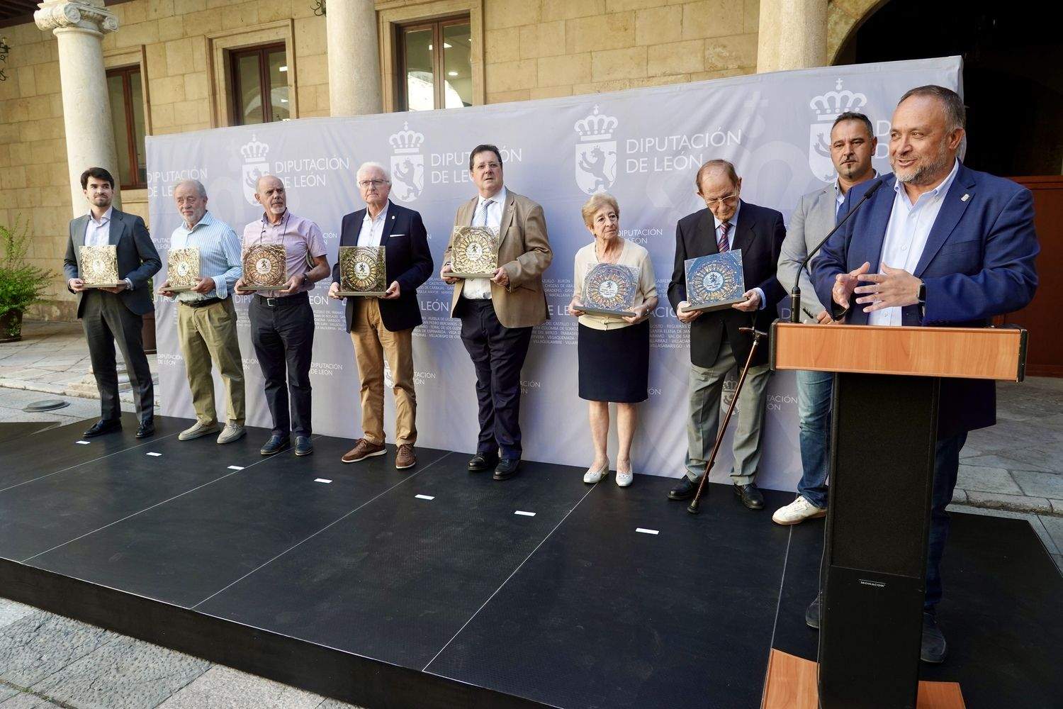 El presidente de la Diputación de León, Gerardo Álvarez Courel, preside el acto de homenaje a las Casas de León en España | Campillo / ICAL