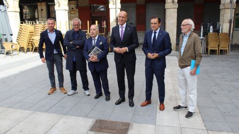 Un homenaje a la historia en la Plaza Mayor de León: Así son las placas de Joaquín Sorolla y Juan Homs y Botines