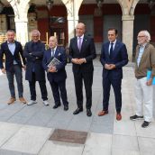 Un homenaje a la historia en la Plaza Mayor de León: Así son las placas de Joaquín Sorolla y Juan Homs y Botines