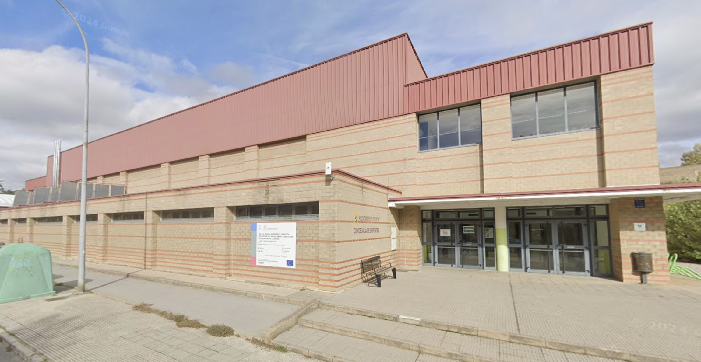 El Ayuntamiento de León invierte 100.000 euros en renovar la pista del Pabellón de San Esteban El Ayuntamiento de León invierte 100.000 euros en renovar la pista del Pabellón de San Esteban