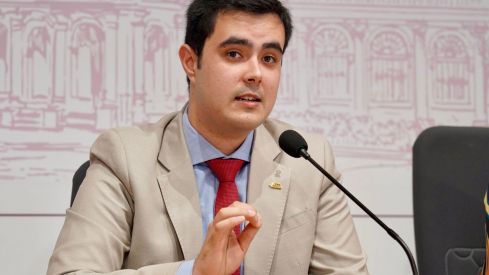 El organista titular de la Pulchra Leonina,  Carlos Fernández Bollo,  inaugura mañana el ciclo ‘Órgano en la Catedral’