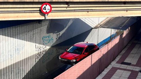 Un coche queda 'encallado' en los túneles de la calle Príncipe de Trobajo del Camino