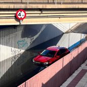 Un coche queda 'encallado' en los túneles de la calle Príncipe de Trobajo del Camino