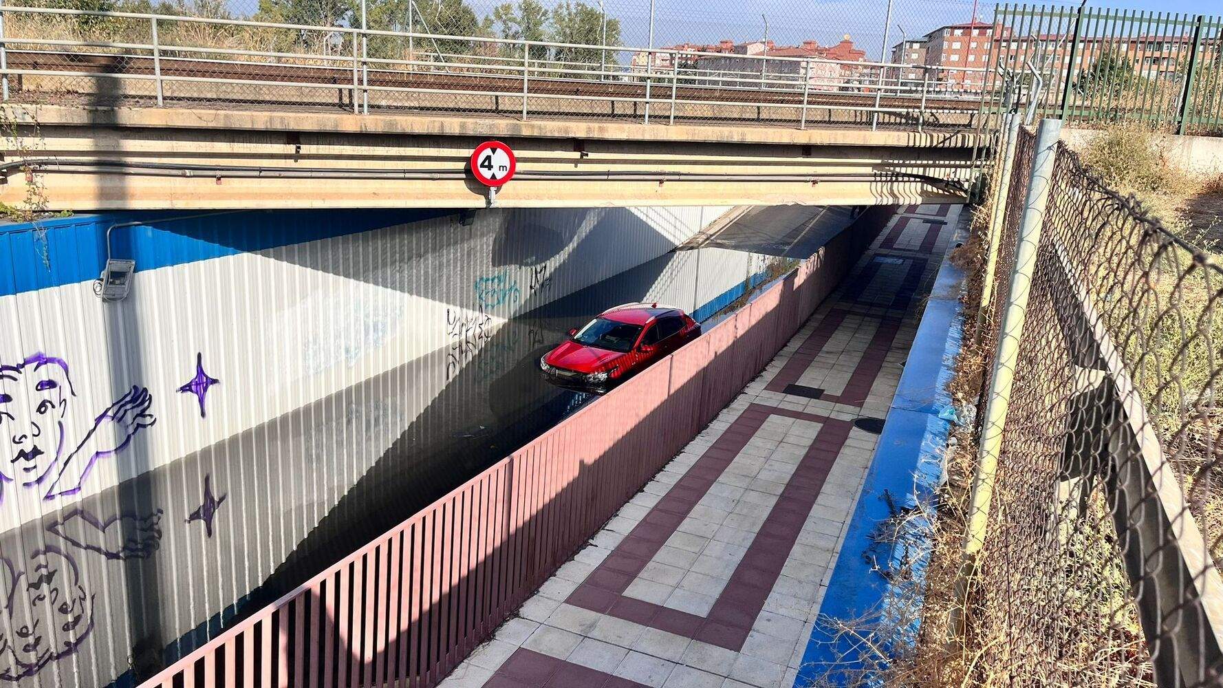 Coche 'encallado' en los túneles de la calle Principe de Trobajo del Camino