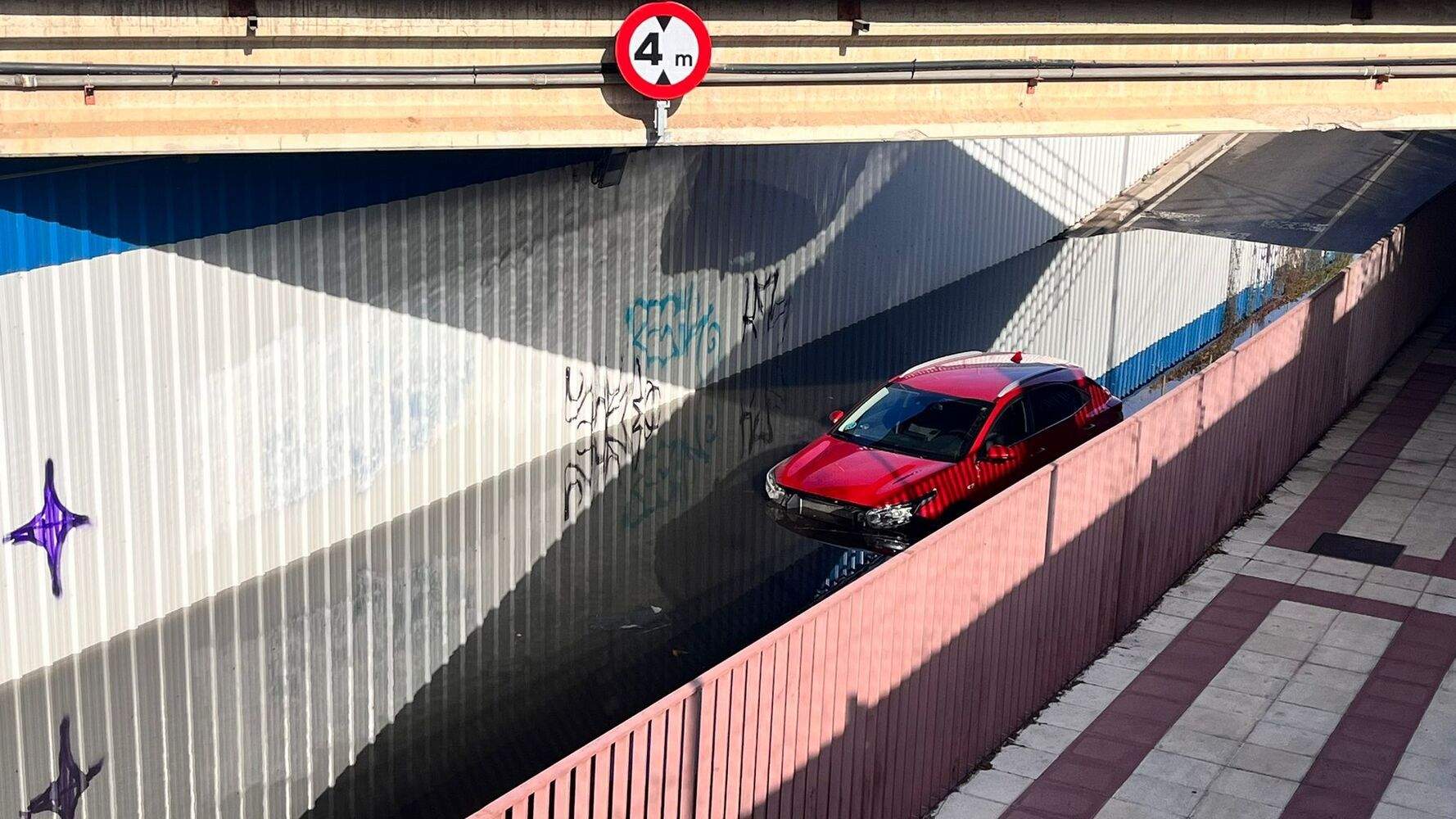 Coche 'encallado' en los túneles de la calle Principe de Trobajo del Camino