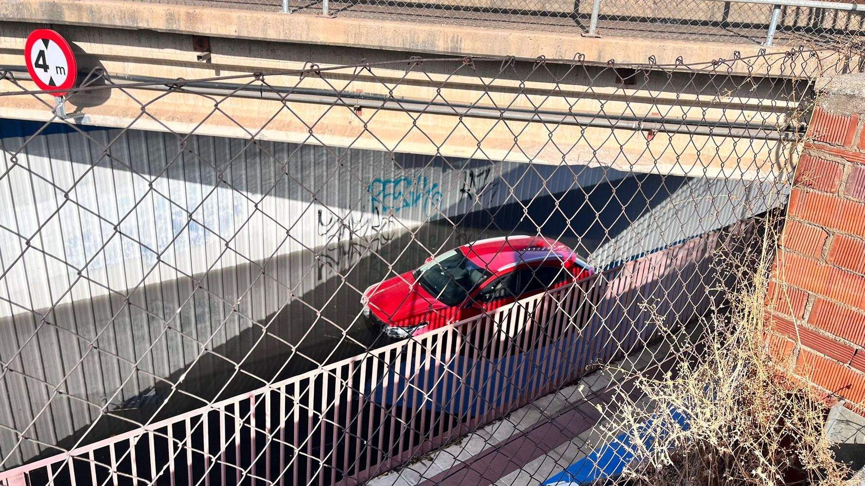 Coche 'encallado' en los túneles de la calle Principe de Trobajo del Camino