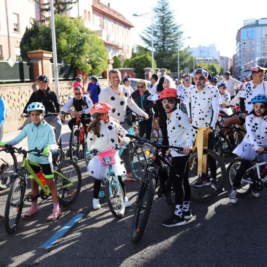 El Día de la Bici de León celebra su 30 aniversario con una fiesta final inédita en San Marcos | Isaac Llamazares El Día de la Bici de León celebra su 30 aniversario con una fiesta final inédita en San Marcos | Isaac Llamazares