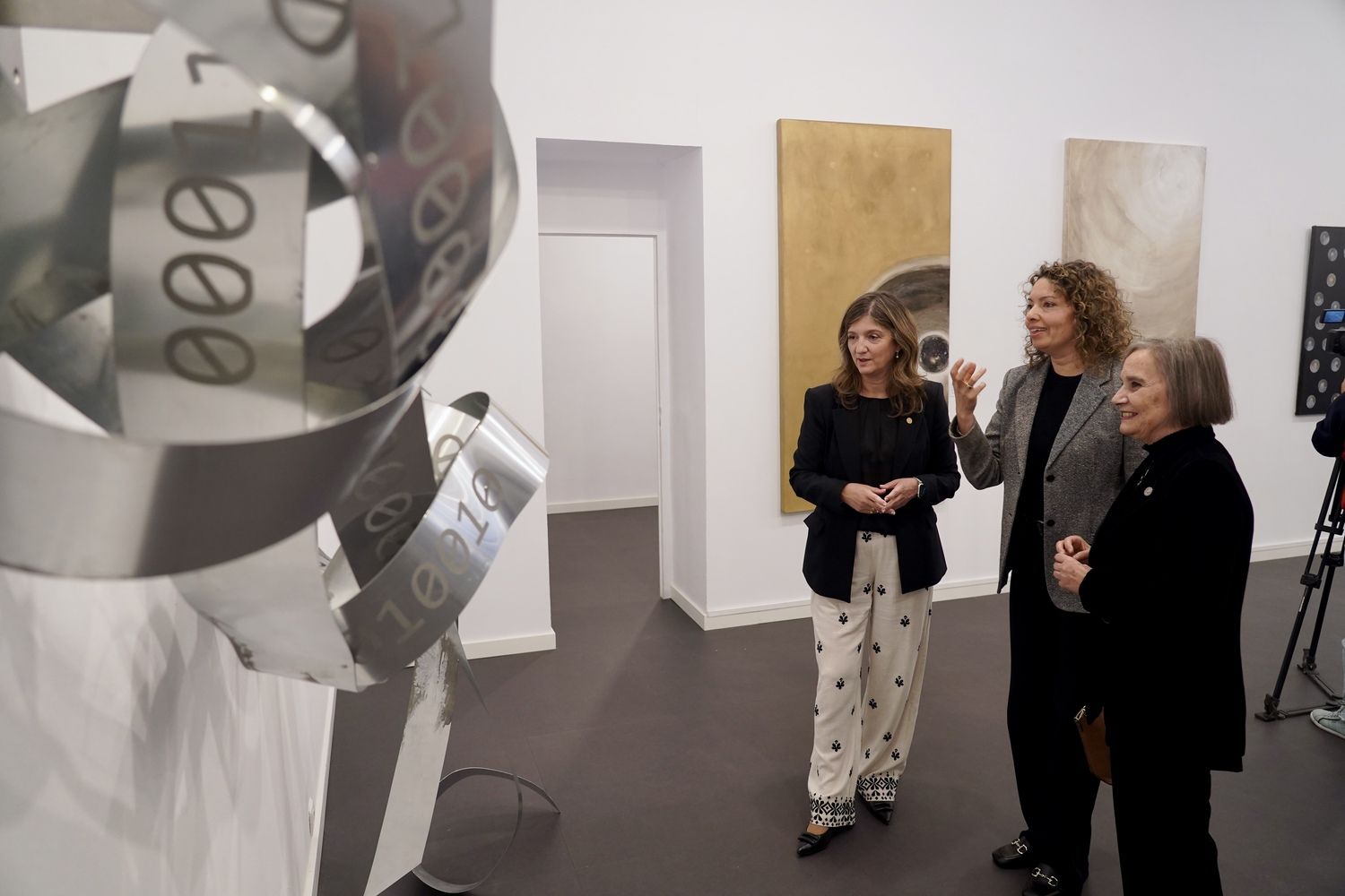 La rectora de la ULE Nuria González y la vicerrectora de Extensión Universitaria y Proyección Cultural de la Universidad de Oviedo, María Pilar García Cuetos, sellan un acuerdo entre ambas instituciones académicas en materia cultural | Campillo / ICAL