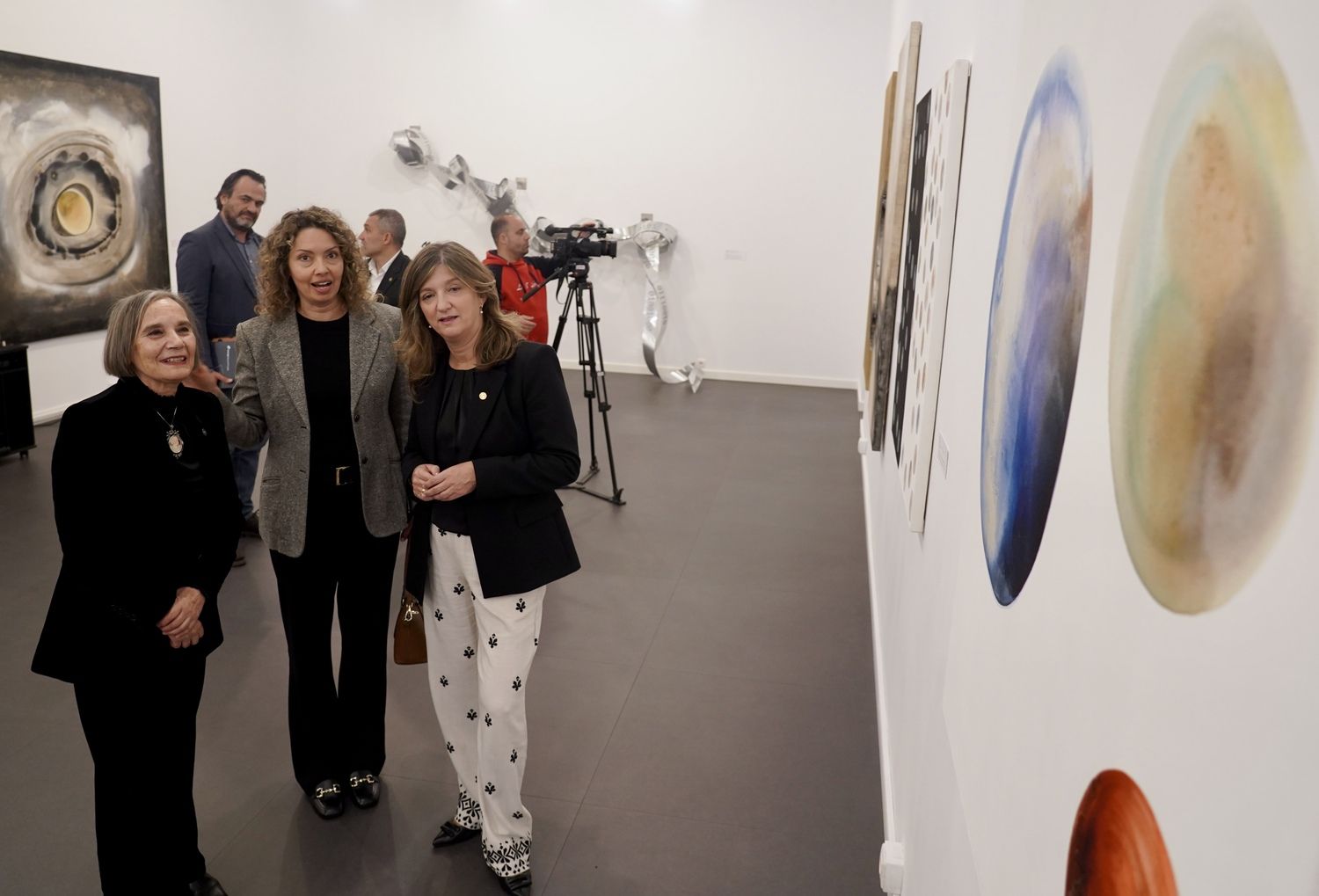 La rectora de la ULE Nuria González y la vicerrectora de Extensión Universitaria y Proyección Cultural de la Universidad de Oviedo, María Pilar García Cuetos, sellan un acuerdo entre ambas instituciones académicas en materia cultural | Campillo / ICAL