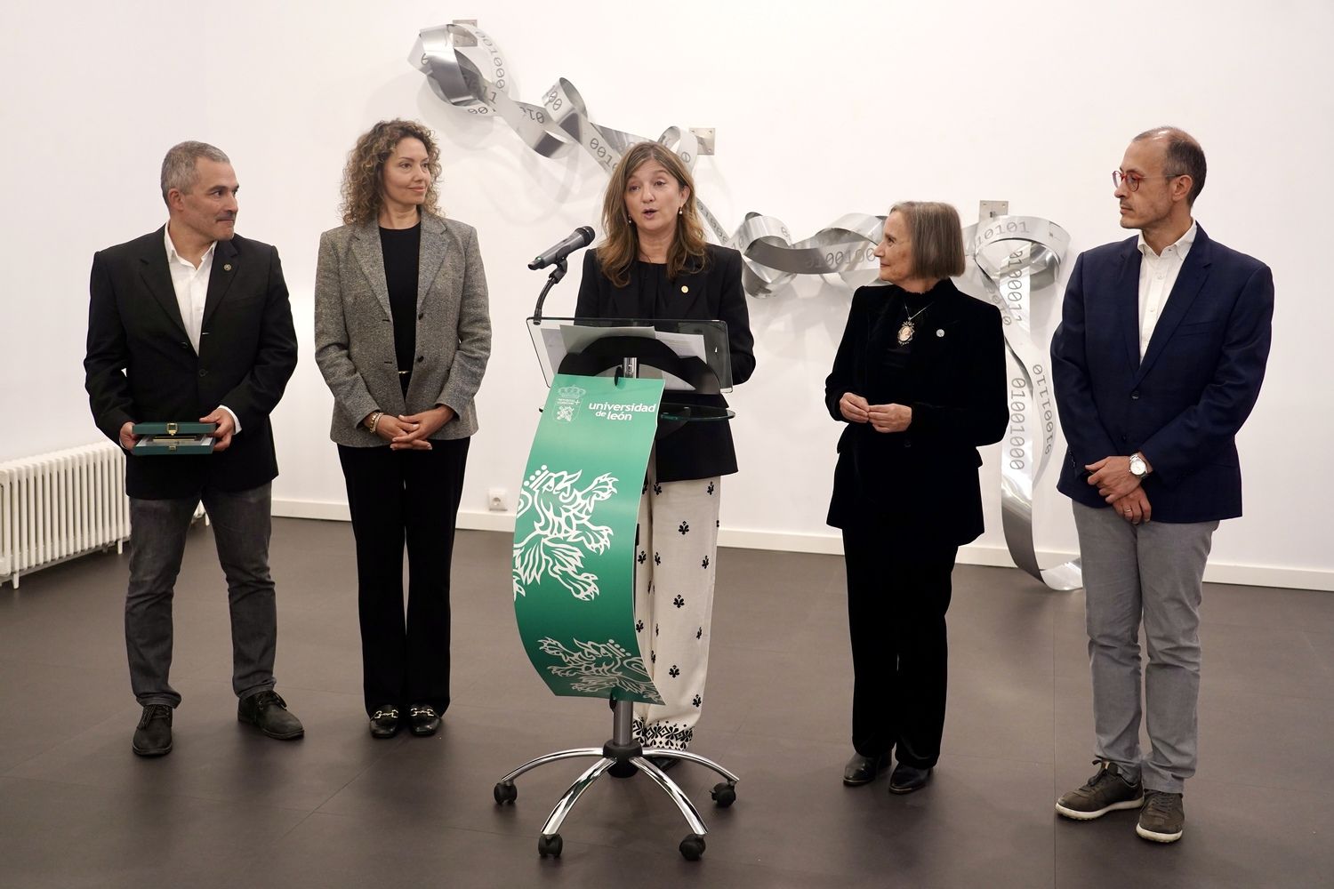 La rectora de la ULE Nuria González y la vicerrectora de Extensión Universitaria y Proyección Cultural de la Universidad de Oviedo, María Pilar García Cuetos, sellan un acuerdo entre ambas instituciones académicas en materia cultural | Campillo / ICAL