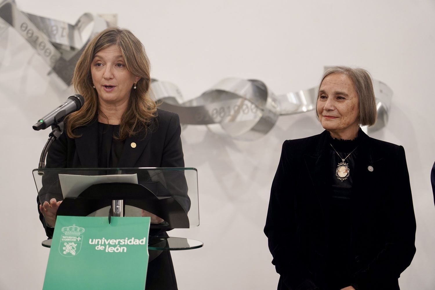 La rectora de la ULE Nuria González y la vicerrectora de Extensión Universitaria y Proyección Cultural de la Universidad de Oviedo, María Pilar García Cuetos, sellan un acuerdo entre ambas instituciones académicas en materia cultural | Campillo / ICAL