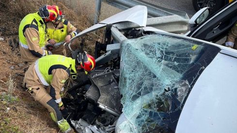 Dos heridos, uno de ellos atrapado, tras caer a una cuneta en Vegas del Condado (León)