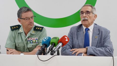 El presidente de la AECC de León, Estanislao de Luis Calabuig, y el coronel jefe de la Comandancia de la Guardia Civil de León, Julio Andrés Gutiérrez Hernández, firman un protocolo para fomentar la lucha contra esta enfermedad | Campillo / ICAL