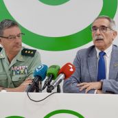 El presidente de la AECC de León, Estanislao de Luis Calabuig, y el coronel jefe de la Comandancia de la Guardia Civil de León, Julio Andrés Gutiérrez Hernández, firman un protocolo para fomentar la lucha contra esta enfermedad | Campillo / ICAL