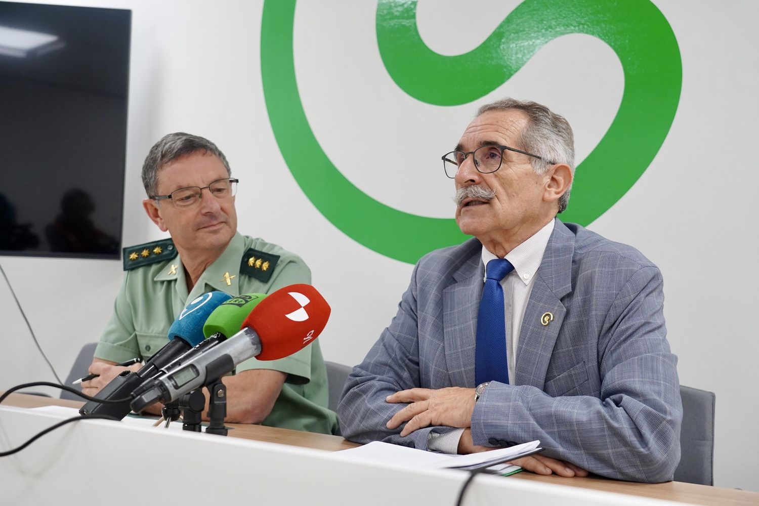 El presidente de la AECC de León, Estanislao de Luis Calabuig, y el coronel jefe de la Comandancia de la Guardia Civil de León, Julio Andrés Gutiérrez Hernández, firman un protocolo para fomentar la lucha contra esta enfermedad | Campillo / ICAL