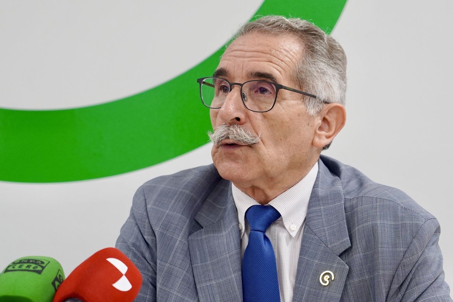 El presidente de la AECC de León, Estanislao de Luis Calabuig, y el coronel jefe de la Comandancia de la Guardia Civil de León, Julio Andrés Gutiérrez Hernández, firman un protocolo para fomentar la lucha contra esta enfermedad | Campillo / ICAL